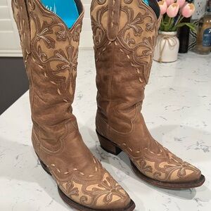Elegant Tan Embroidered Western Boots in EUC- a rare find!!